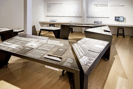 Ein Teil der Ausstellungsfläche, der an die Opfer des Nationalsozialismus an diesem historischen Ort erinnert