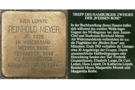 Stolperstein an der Edmund-Siemers-Allee 1 (l.), Gedenktafel am Jungfernstieg 50 (r.), Fotos: (c) stahlpress Medienbüro