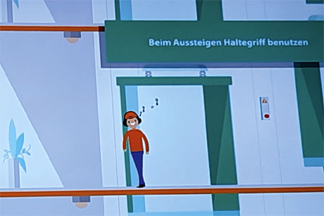 Ein Video weist im Bezirksamt Eimsbüttel in die Benutzung des Paternosters ein