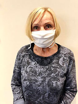 Unsere Mitarbeiterin Bärbel Czepull trägt einen Baumwollstoff-Atemschutz Unsere Mitarbeiterin Bärbel Czepull trägt einen Baumwollstoff-Atemschutz