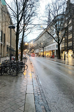 Menschenleere Mönkebergstraße während des zweiten Lockdowns Menschenleere Mönkebergstraße während des zweiten Lockdowns