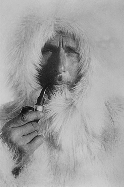 Alfred Wegener mit Pelzmütze bei seiner letzten Expedition nach Grönland im Jahr 1930. Foto: (c) AWI Alfred Wegener mit Pelzmütze bei seiner letzten Expedition nach Grönland im Jahr 1930. Foto: (c) AWI