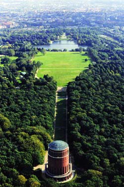 Das Planetarium Hamburg im Herzen des Stadtparks, Foto (c) Planetarium Hamburg