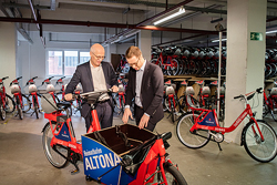 Bürgermeister Peter Tschentscher begutachtet Hamburgs erstes Lasten-Pedelec (© Jan-Niklas Pries/Senatskanzlei Hamburg) Bürgermeister Peter Tschentscher begutachtet Hamburgs erstes Lasten-Pedelec (© Jan-Niklas Pries/Senatskanzlei Hamburg)