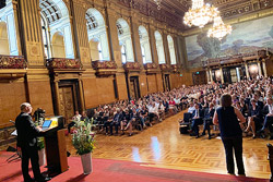 Schulsenator Ties Rabe begrüßt die neuen Lehrkräfte im Rathaus - Foto: BSB © Peter Albrecht Schulsenator Ties Rabe begrüßt die neuen Lehrkräfte im Rathaus - Foto: BSB © Peter Albrecht