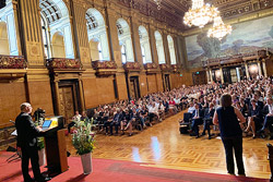 Schulsenator Ties Rabe begrüßt die neuen Lehrkräfte im Rathaus - Foto: BSB  Peter Albrecht