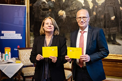 Frisch geimpft: Gesundheitssenatorin Cornelia Prüfer- Storcks und Hamburgs Erster Bürgermeister Dr. Peter Tschentscher. Foto:  Senatskanzlei - Freie und Hansestadt Hamburg