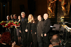 Michael Batz mit Schauspielerinnen und Schauspielern bei der szenischen Lesung im Rathaus. Foto: Samira Aikas Michael Batz mit Schauspielerinnen und Schauspielern bei der szenischen Lesung im Rathaus. Foto: Samira Aikas