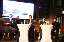 Podiumsgäste des Abends (v.l.n.r.): Dr. Carsten Broda, Dr. Joachim Baur (Kurator), Tanja Chawla (Moderatorin), Özlem Nas (SCHURA Hamburg e. V.) und Hdi Bouden (Helmut-Schmidt-Gymnasium Wilhelmsburg) / Foto: Samira Aikas