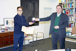 Senator Carsten Brosda verleiht Oliver Wurm den Bundesverdienstorden © Oliver Wurm Senator Carsten Brosda verleiht Oliver Wurm den Bundesverdienstorden © Oliver Wurm