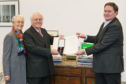 Kultursenator Dr. Carsten Brosda überreicht Claus-Günther Budelmann, in Gegenwart Annegret Budelmanns, das Bundesverdienstkreuz, Foto:  BKM/Jürgen Joost