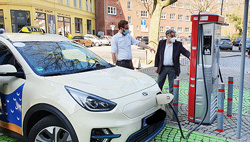 Elektrische und inklusivere Taxis in Hamburg, Foto: © Freie und Hansestadt Hamburg Elektrische und inklusivere Taxis in Hamburg, Foto: © Freie und Hansestadt Hamburg