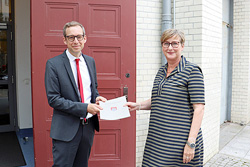 Staatsrätin Katja Günther übergibt Dr. Andreas Lambiris die Ernennungsurkunde zum Präsidenten des Verwaltungsgerichtes Hamburg. Foto: © Behörde für Justiz und Verbraucherschutz in Hamburg (BJV) Staatsrätin Katja Günther übergibt Dr. Andreas Lambiris die Ernennungsurkunde zum Präsidenten des Verwaltungsgerichtes Hamburg. Foto: © Behörde für Justiz und Verbraucherschutz in Hamburg (BJV)