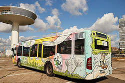 Der Künstler Kai Teschner und die FÖJlerinnen und FÖJler entwarfen gemeinsam das Design des Busses, der nun für das Freiwillige Ökologische Jahr wirbt. Foto: © BUKEA Der Künstler Kai Teschner und die FÖJlerinnen und FÖJler entwarfen gemeinsam das Design des Busses, der nun für das Freiwillige Ökologische Jahr wirbt. Foto: © BUKEA