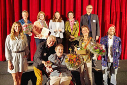 Senatorin Leonhard (oben Mitte) mit den Preisträgerinnen, Preisträgern und Jurymitgliedern des Annemarie-Dose-Preises 2021, Foto: © Sozialbehörde, Fotografin: Julia Franklin Briggs, www.briggs.photo Senatorin Leonhard (oben Mitte) mit den Preisträgerinnen, Preisträgern und Jurymitgliedern des Annemarie-Dose-Preises 2021, Foto: © Sozialbehörde, Fotografin: Julia Franklin Briggs, www.briggs.photo