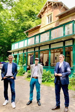 Der Eimsbütteler Bezirksamtleiter Kay Gätgens, der Vorstandsvorsitzende des Vereins Werte erleben e. V. Andreas Reichel und Kultursenator Carsten Brosda bei der Wiedereröffnung der Villa Mutzenbecher Der Eimsbütteler Bezirksamtleiter Kay Gätgens, der Vorstandsvorsitzende des Vereins Werte erleben e. V. Andreas Reichel und Kultursenator Carsten Brosda bei der Wiedereröffnung der Villa Mutzenbecher