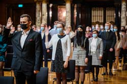 Festliche Vereidigung der 166 neuen Mitarbeiterinnen und Mitarbeiter in der hamburgischen Verwaltung, Foto © Senatskanzlei Festliche Vereidigung der 166 neuen Mitarbeiterinnen und Mitarbeiter in der hamburgischen Verwaltung, Foto © Senatskanzlei