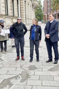Die beiden Künstlerinnen Andrea Knobloch und Ute Vorkoeper mit Kultursenator Carsten Brosda bei der Vorstellung des geplanten Mahnmals Die beiden Künstlerinnen Andrea Knobloch und Ute Vorkoeper mit Kultursenator Carsten Brosda bei der Vorstellung des geplanten Mahnmals
