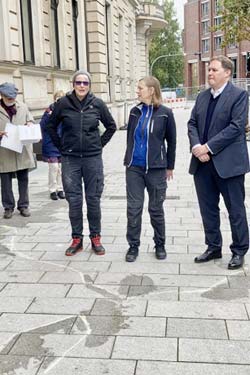 Die beiden Künstlerinnen Andrea Knobloch und Ute Vorkoeper mit Kultursenator Carsten Brosda bei der Vorstellung des geplanten Mahnmals 