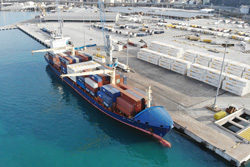 Die 'OPS Hamburg' am Terminal von HHLA PLT in Triest, Foto: © HHLA Die 'OPS Hamburg' am Terminal von HHLA PLT in Triest, Foto: © HHLA