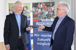Klaus-Dieter Müller (rechts) übergibt den Staffelstab an Olaf Nowak, Foto: © LEB Klaus-Dieter Müller (rechts) übergibt den Staffelstab an Olaf Nowak, Foto: © LEB