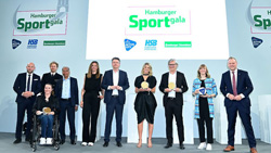 v.l. Laudator Ronny Raue (Kanu Olympiasieger), Edina Mueller (Sportlerin des Jahres 2021, Para-Kanu), dahinter: Erik Heil und Thomas Ploessel (nicht vor Ort; Mannschaft des Jahres 2021, Segeln), Laudator Prof. Dr. Mojib Latif (Meteorologe), Laudatorin Susanne Böhm (Journalistin), Laudator Lars Haider (Chefredakteur Hamburger Abendblatt), Holly Cova (Teamdirektorin TEAM MALIZIA), nahm den Preis für Boris Herrmann (Sportler des Jahres 2021, Segeln) entgegen, Unternehmer Alexander Otto (Ehrenpreis fuer vorbildliches Engagement), Linda Bull (Evangelische Stiftung, Active City Award), Laudator Andy Grote (Senator für Inneres und Sport). Foto: © WITTERS v.l. Laudator Ronny Raue (Kanu Olympiasieger), Edina Mueller (Sportlerin des Jahres 2021, Para-Kanu), dahinter: Erik Heil und Thomas Ploessel (nicht vor Ort; Mannschaft des Jahres 2021, Segeln), Laudator Prof. Dr. Mojib Latif (Meteorologe), Laudatorin Susanne Böhm (Journalistin), Laudator Lars Haider (Chefredakteur Hamburger Abendblatt), Holly Cova (Teamdirektorin TEAM MALIZIA), nahm den Preis für Boris Herrmann (Sportler des Jahres 2021, Segeln) entgegen, Unternehmer Alexander Otto (Ehrenpreis fuer vorbildliches Engagement), Linda Bull (Evangelische Stiftung, Active City Award), Laudator Andy Grote (Senator für Inneres und Sport). Foto: © WITTERS