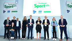 v.l. Laudator Ronny Raue (Kanu Olympiasieger), Edina Mueller (Sportlerin des Jahres 2021, Para-Kanu), dahinter: Erik Heil und Thomas Ploessel (nicht vor Ort; Mannschaft des Jahres 2021, Segeln), Laudator Prof. Dr. Mojib Latif (Meteorologe), Laudatorin Susanne Böhm (Journalistin), Laudator Lars Haider (Chefredakteur Hamburger Abendblatt), Holly Cova (Teamdirektorin TEAM MALIZIA), nahm den Preis für Boris Herrmann (Sportler des Jahres 2021, Segeln) entgegen, Unternehmer Alexander Otto (Ehrenpreis fuer vorbildliches Engagement), Linda Bull (Evangelische Stiftung, Active City Award), Laudator Andy Grote (Senator für Inneres und Sport). Foto:  WITTERS