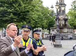 Innensenator Andy Grote bei der Vorstellung des Projekts auf dem Hansaplatz, Foto:  Behörde für Inneres und Sport